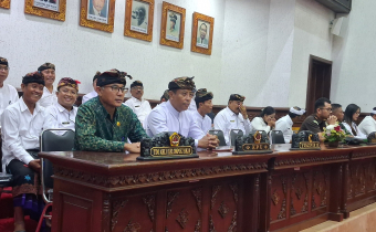 Perkuat Sinergi Kelembagaan, Ketua Bawaslu Gianyar Hadiri Paripurna DPRD