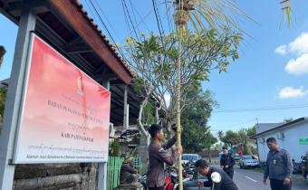 Semangat Gotong Royong Warnai Pembuatan Penjor di Bawaslu Gianyar Sambut Galungan dan Kuningan