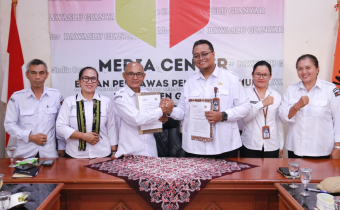 Resmi Teken PKS, Bawaslu Gianyar Gandeng Diskominfo Jaga Ruang Digital Demokrasi