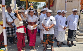 Bawaslu Gianyar Hadiri Upacara Mecaru, Perkuat Harmoni di Pusat Pemerintahan