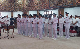 Perkuat Sinergi Kelembagaan, Ketua Bawaslu Gianyar Hadiri Pelantikan 26 Perbekel