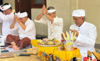 Rawat Spiritualitas, Teguhkan Integritas: Pesan Tegas Bawaslu Gianyar di Hari Suci Saraswati